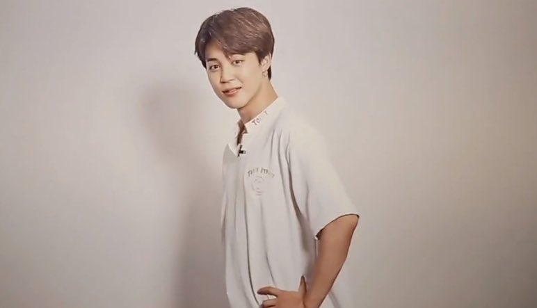 KARMA_is_ARMY's tweet photo. So Yoongi put Jimin’s picture, which we kept clowning that it it looked a “employee of the month” picture, in the artist lounge in big hit 🥺

#BTS #방탄소년단 #防弾少年団 @BTS_twt https://t.co/sxOGYhZMEh