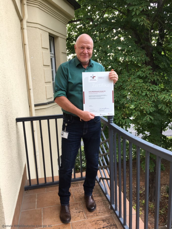 berufundfamilie's tweet image. Sage und schreibe zum 5. Mal ist die #envia Mitteldeutsche #Energie AG - inkl. @enviaM, #MITNETZ STROM, envia SERVICE, #MITGAS, MITNETZ GAS - nach dem #audit #berufundfamilie zertifiziert. Vorstand Personal Ralf Hiltenkamp zeigt das Zertifikat. #ZV2020 #Vereinbarkeit