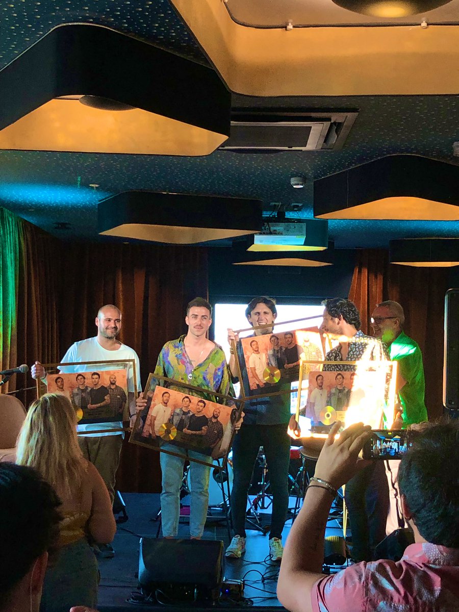 . @Sinsinatiofcial recibiendo ayer el #DiscoDeOro por las ventas de su single #CuandoÉramosDos El éxito que escuchas en <a href="/Cadena_Dial/">Cadena Dial España</a> ¡¡Felicidades!! 🙌 
<a href="/WarnerMusicES/">Warner Music Spain</a> <a href="/Cadena_Dial/">Cadena Dial España</a>