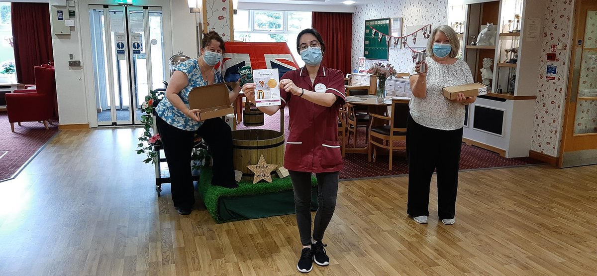 CareHomeLife1's tweet photo. A huge thanks to Steve Stace, Tracey Esteve & all the amazing team of #carers at Lord Harris Court @thermbi for sending us these fantastic pictures as they received our small gift of lunch boxes. Our goal was to #PassonSomeCheer & it looks like we did just that!❤️🌈#socialcare https://t.co/aSTJ2amKAh