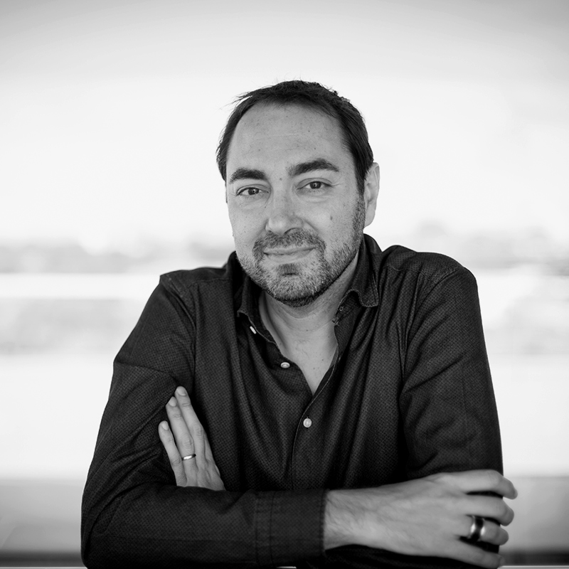 "Si los jóvenes pueden engancharse a una serie, ¿por qué no a un libro?", dice <a href="/Nando_Lopez_/">Nando López 🏳️‍🌈</a>.
"Las redes hacen la poesía más cercana", cuenta <a href="/algunandrea/">Andrea Valbuena</a>.
<a href="/ruiztaboada/">Javier Ruiz Taboada</a>:"Si hoy fuera niño, lo leería todo".
#HistoriasComoNunca y #CILELIJ, en <a href="/radio5_rne/">Radio 5</a>. 
🔊rtve.es/a/5613563