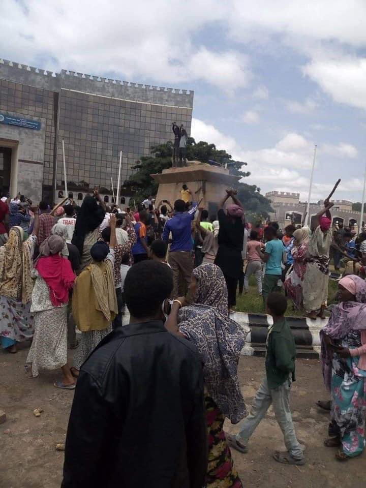 Statue of Dictator Haile Selassie in Harar has been destroyed, the first of many.