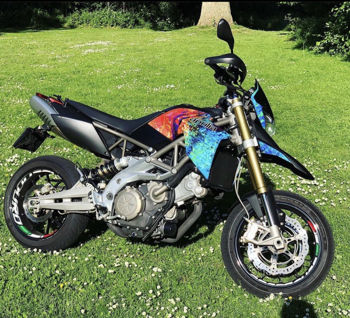 FuturoReclame's tweet photo. Deze Aprilia Dorsoduro 750 gewrapt met Avery Dennissen MPI 1105 afgemaakt met kleine details in de velgen! #motorwrap https://t.co/eCpHmf0Sd6