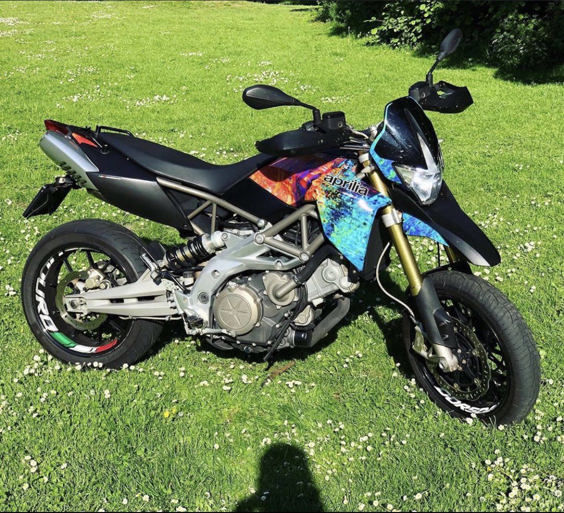 FuturoReclame's tweet photo. Deze Aprilia Dorsoduro 750 gewrapt met Avery Dennissen MPI 1105 afgemaakt met kleine details in de velgen! #motorwrap https://t.co/eCpHmf0Sd6
