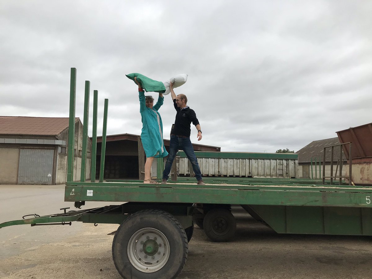 Reynald_Linea's tweet photo. L’amont (recherche variétale) et l’aval @CELC_FlaxHemp de la filière #lin reunis pr vous sur un plateau car nous aimons #lin &amp; aimons échanger sur les enjeux de la plus belle fibre au monde. #linenpillowchallenge #jaimelelin @DimitriSoverini @MEBelzung @Bluesy27 @HemeryckGuil https://t.co/qExbRU7WRt