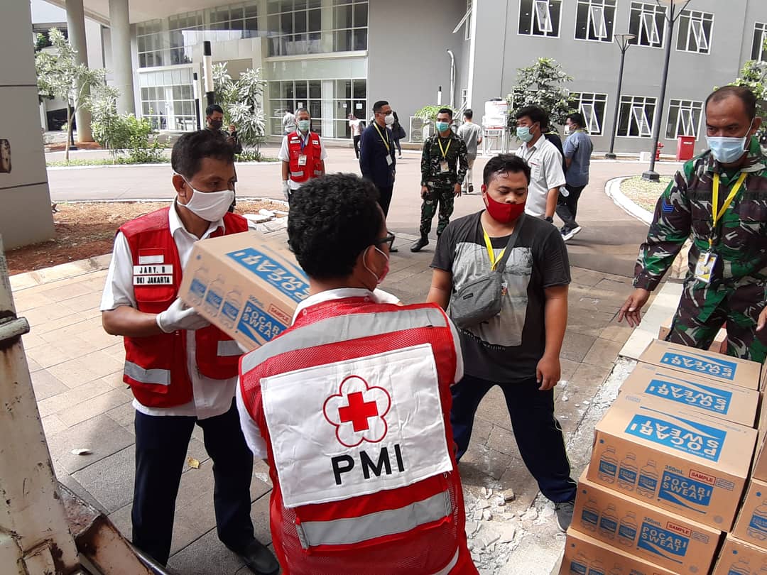 PMI_DKI_Jakarta's tweet photo. PT. Amerta Indah Otsuka sebagai produsen minuman isotonik yakni Pocari Sweat mendonasikan 200 karton (dus) Pocari Sweat kepada RS. Darurat Corona Wisma Atlet Kemayoran untuk membantu tenaga medis yang menangani Covid-19 pada rumah sakit.
#goion
#pmiselalubantu
#bantusesama https://t.co/jSTzFnd4AL