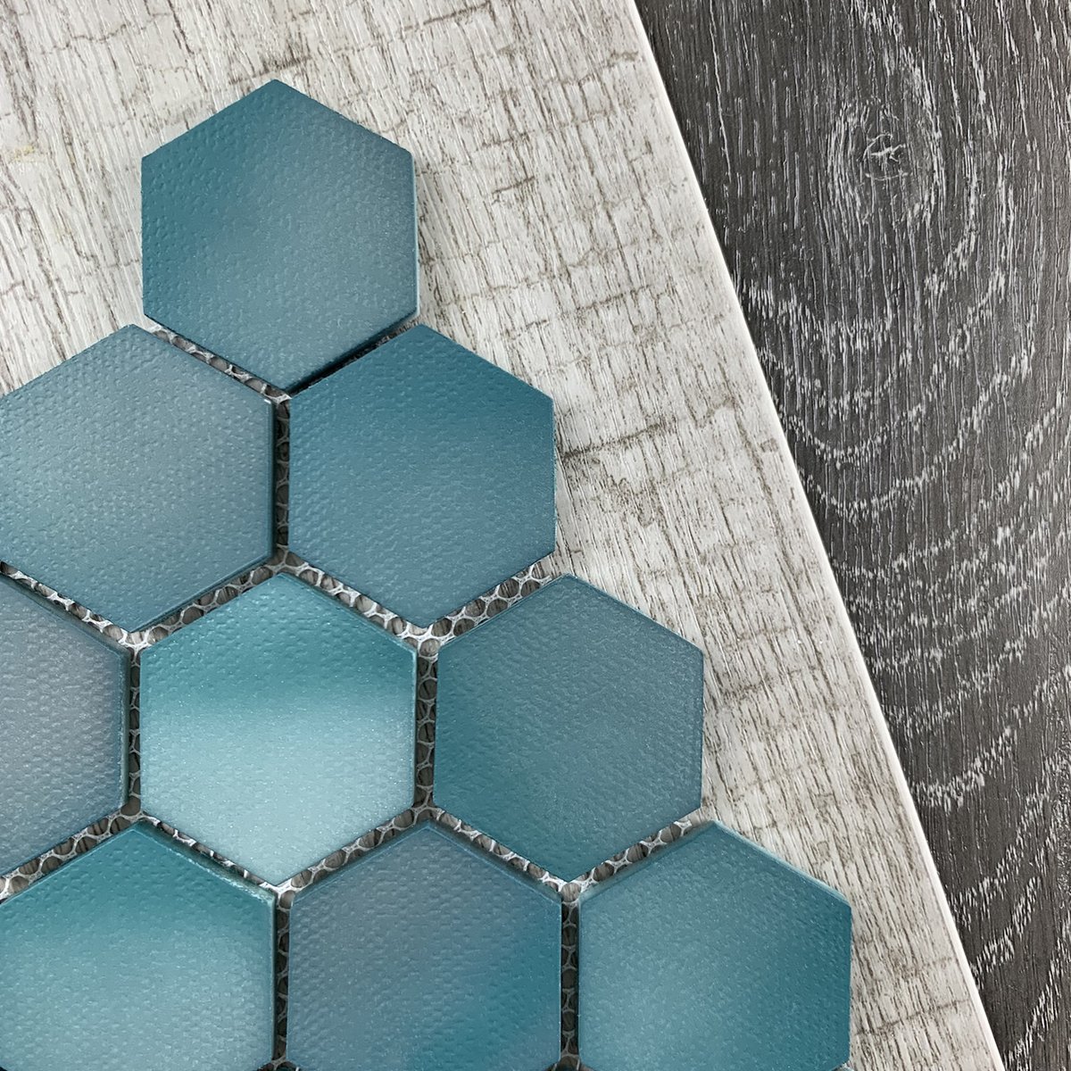 arvexmosaic's tweet image. CLOSE-UP: Contemporanea design surface series 🔵🟢
These color pairings create a very particular effect that can be used everywhere to create a vibrant atmosphere.
Check it out here -&amp;gt; bit.ly/contemporanea-…
#arvexmosaics #recycledglass #designsurface #mosaics #hexagontiles