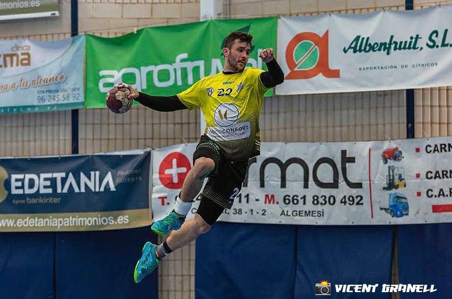AngelXimenezBM's tweet photo. #OFICIAL 📣 ¡FICHAJE! 🔥 ¡@joseMPJ es el segundo refuerzo de nuestro equipo @ASOBAL! 💪

El extremo cordobés, de 25 años, procede de @cbmmaristasalge y es ☝ de los máximos goleadores de 1a Nacional 😎🔝

🙌 ¡BIENVENIDO, PADI! 🙌

📝https://t.co/QSgu22S9Fh

#VamosMiGenil #VamosAX https://t.co/5J2SMlmIhW
