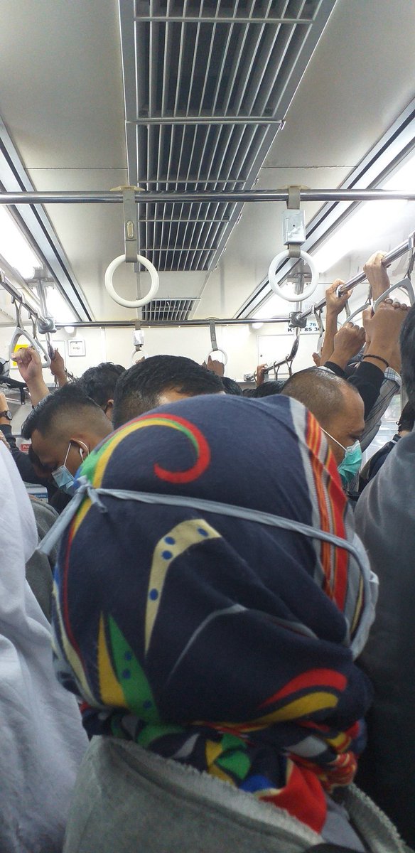 Harrissyach's tweet photo. @CommuterLine Apa begini penanganan yg di lakukan KCI pada masa Covid ini?...diluar stasiun di cek suhu dll..didalam dibiarkan desak desakan..mantap dimana peduli mu.. https://t.co/vawMOjKIBT