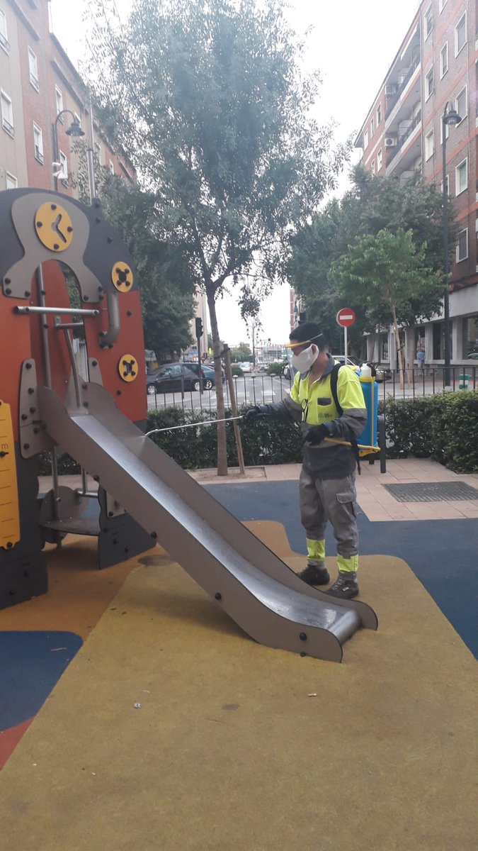 Gesquart's tweet photo. Buenas tardes, hoy martes tras la limpieza de todas las calles de #quartdepoblet hemos desinfectado los accesos a edificios públicos y todos los parques infantiles del municipio. En este enlace os dejamos las estadisticas del #covid19 actualizado https://t.co/ZzP2kDLUdP https://t.co/J1pS5mRNkH