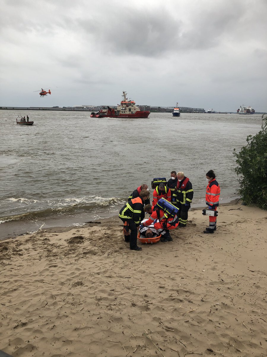 nic_ide's tweet photo. Große Rettungsübung für die Presse in der #Elbe. Laut #Feuerwehr #Hamburg ist das Baden an den Elbstränden nicht sicher. Es gibt zwar kein Verbot, aber es erfordert wegen der verschiedenen und wechselnden Strömungsverhältnisse äußerste Vorsicht und wird nicht empfohlen. @RTLNord https://t.co/3CZedzOz2a