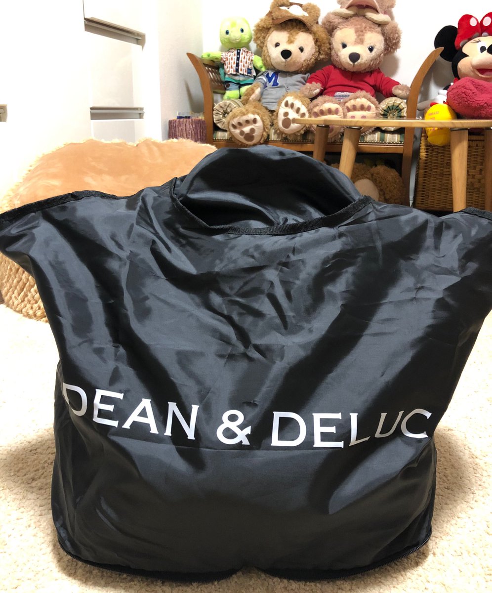 付録目当てで予約してたけど｡｡｡
遠方の私が里帰りの時、
このエコバッグの中に
もふ達が潜んでいるなんて
空港に行ってもバレないよね✈️ww
上部は巾着だし軽いし
３もふは楽勝🐻🐻🎀😸💕
頑張れば５もふはいけるｶﾅ😂?!
#GLOW8月号 
#ディーンアンドデルーカ