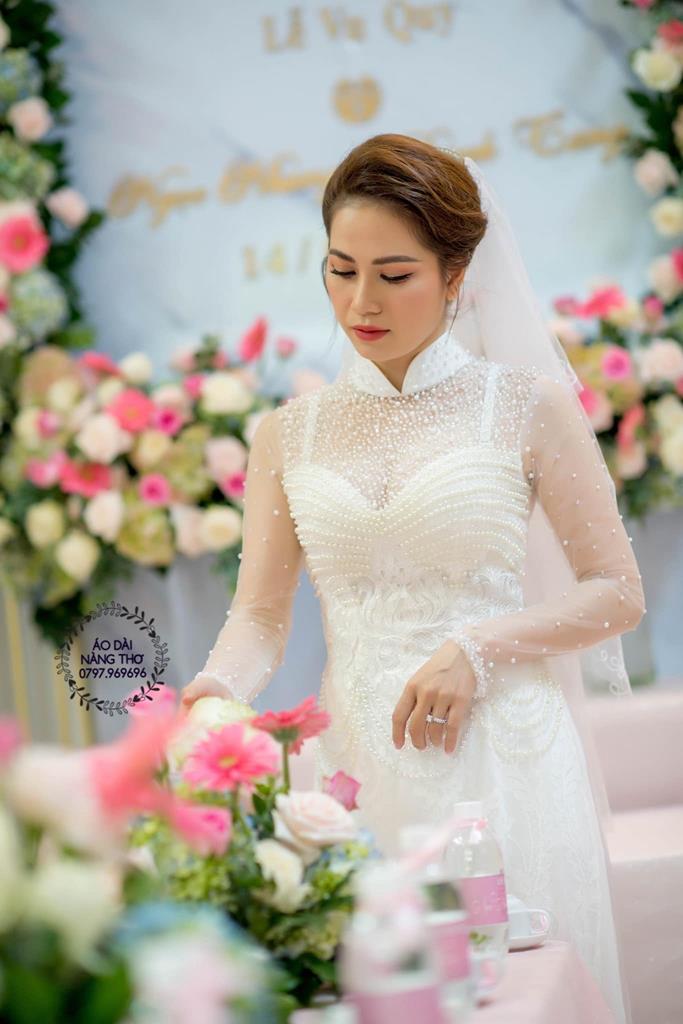 White áo dài at weddings. Traditionally the bride wears red (as written in my earlier tweet), but today Vietnamese women may wear white at weddings, which is like a combination of áo dài & the white wedding dress.