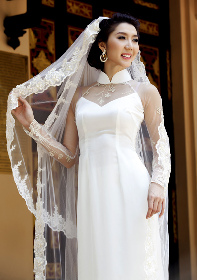 White áo dài at weddings. Traditionally the bride wears red (as written in my earlier tweet), but today Vietnamese women may wear white at weddings, which is like a combination of áo dài & the white wedding dress.