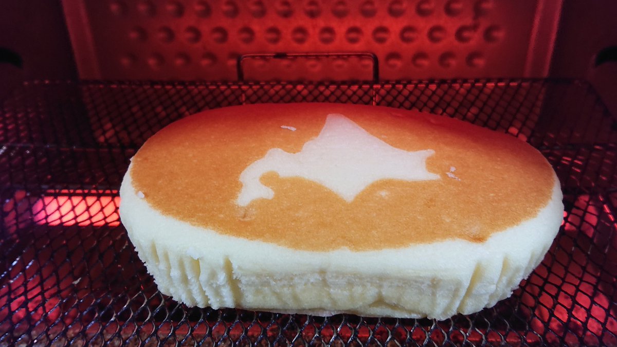 ろびぃ 飯テロ野郎 おやつにヤマザキパンの北海道チーズ蒸しケーキをオーブントースターでこんがり焼いてエッセルスーパーカップの超バニラ乗せたらもう至福の一時 ちなみにお皿はヤマザキ春のパン祭りでもらったやつです