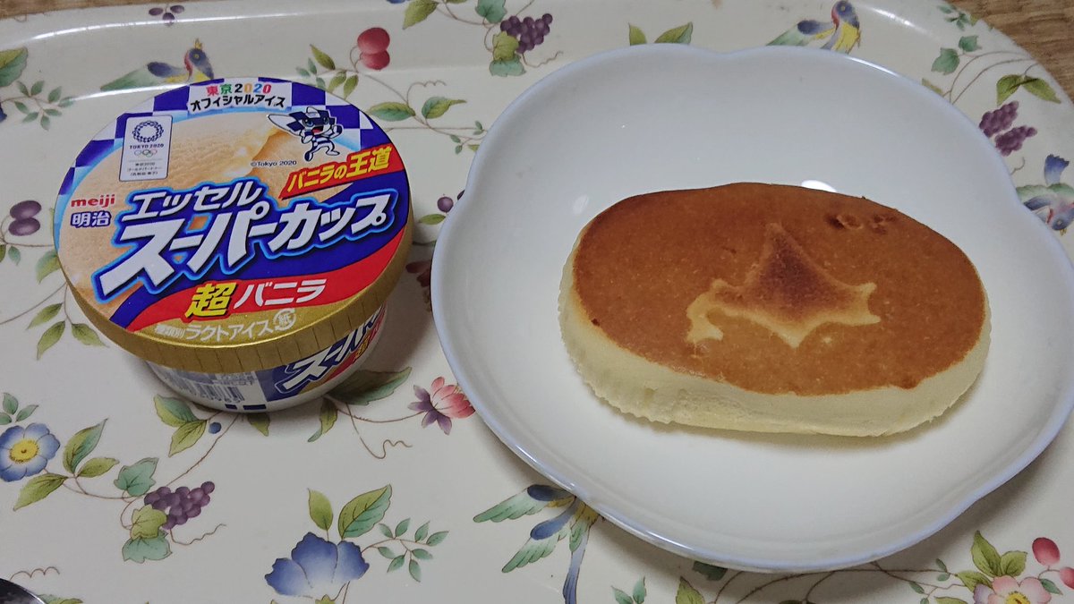 ろびぃ 飯テロ野郎 おやつにヤマザキパンの北海道チーズ蒸しケーキをオーブントースターでこんがり焼いてエッセルスーパーカップの超バニラ乗せたらもう至福の一時 ちなみにお皿はヤマザキ春のパン祭りでもらったやつです