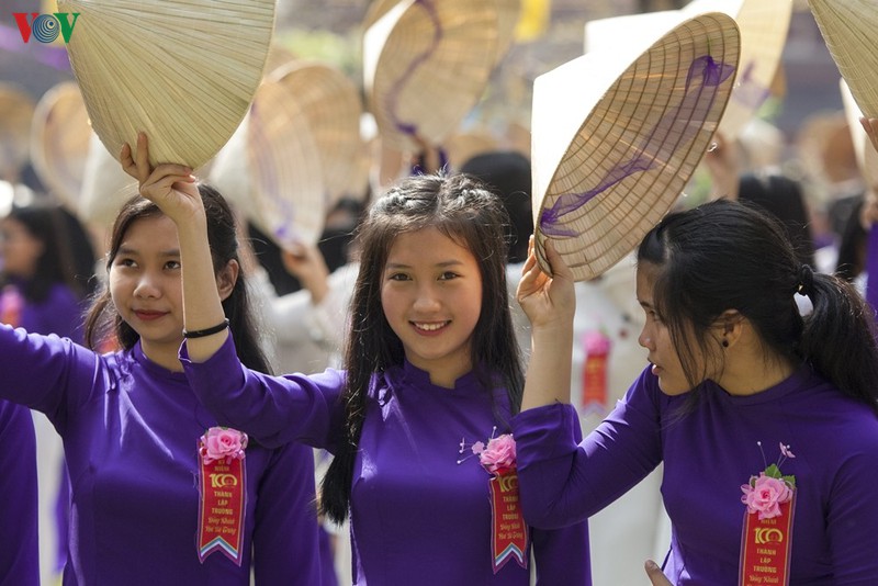 However, traditionally some high schools such as Đồng Khánh (now Hai Bà Trưng, pic 1 & 2) in Thừa Thiên-Huế & Gia Long (now Nguyễn Thị Minh Khai, pic 3) in Sài Gòn are associated with the colour purple.