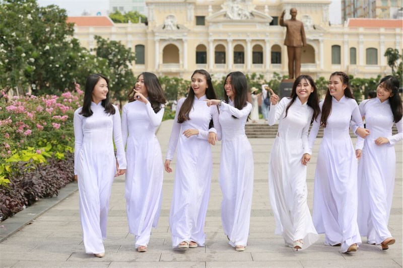 Áo dài is not only reserved for special occasions. Here is the plain white áo dài as a high school uniform.