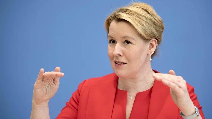 weiberw_eg's tweet photo. @FranziskaGiffey droht Firmen mit Sanktionen"
Wer die Frauenförderung vernachlässigt, soll das zu spüren bekommen: Die Familienministerin verlangt mindestens ein Viertel Frauenanteil in Unternehmensvorständen. via @zeitonline https://t.co/Uj14nnExAv