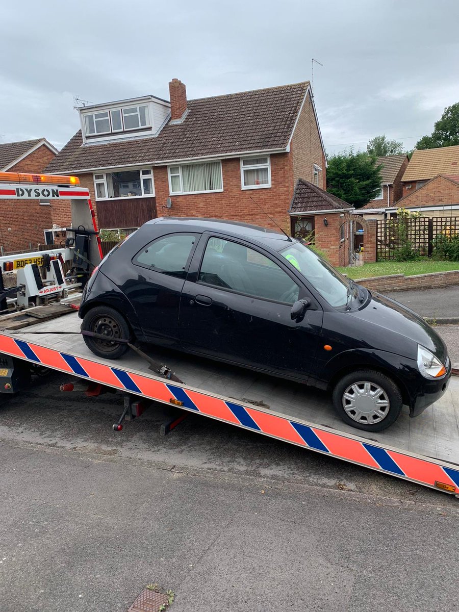 Chelt NH Officers getting a dumped car removed today from Springbank.
#team1 #communityconcerns
