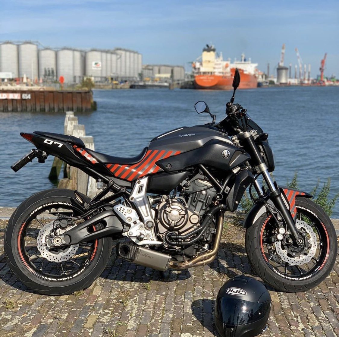 FuturoReclame's tweet photo. Wij hebben deze Yamaha MT - 07 een custom striping geven naar de wens van de klant en de velgstickers maakte het af! #YAMAHA #motorwrap https://t.co/QdZIVOXjyL