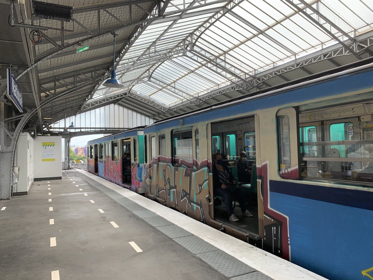 passionencommun's tweet photo. Incroyable le tag de l’ancienne livrée #ratp sur un #MP73 de la ligne 6. J’aime pas les tags sur le matériel roulant, mais ils ont fais très fort. Je ne dirais pas bravo mais presque. https://t.co/fKMta8EGgC