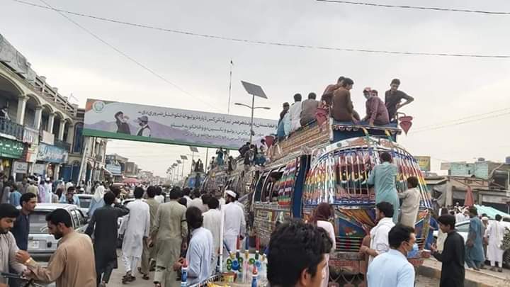 Masses from newly merged district Barra who were protesting in Bara Bazar against the fake incounter of a school teacher #IrfanUllah by CTD, boarded buses for Peshawar to protest infront of Khyber Pakhtunkhwa Assembly.

#StopExtraJudicialKillings