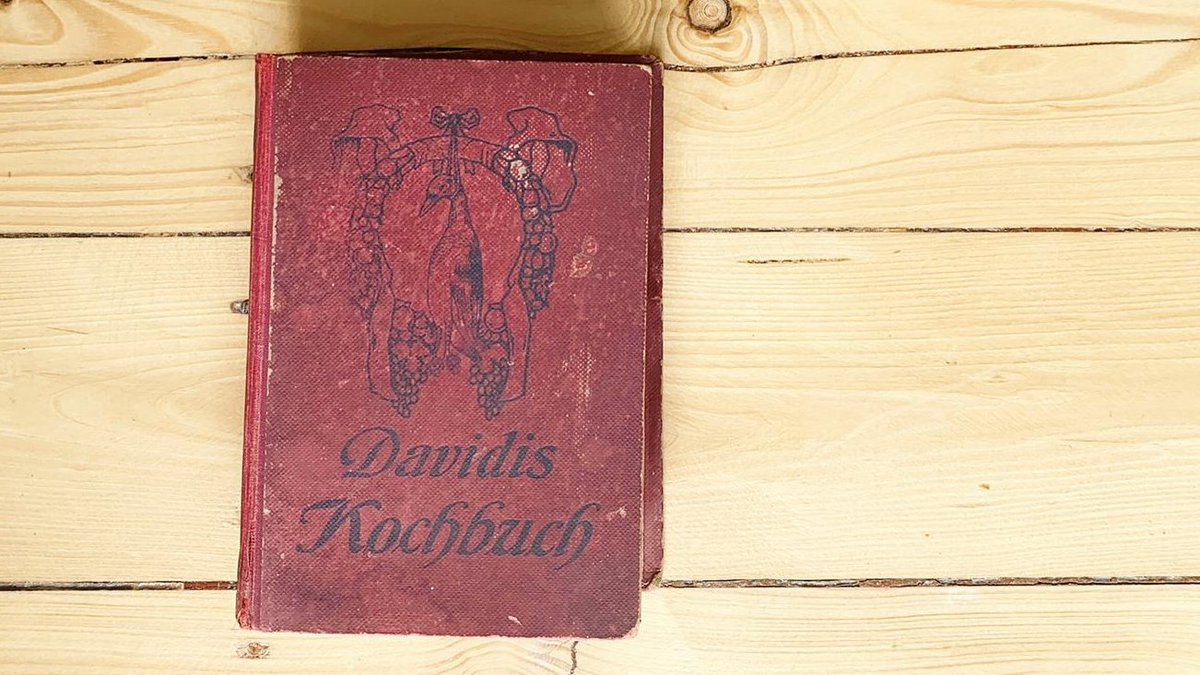 sloeful_german's tweet photo. Henriette Davidis ist wohl Deutschlands berühmteste Kochbuchautorin, die im 19. Jahrhundert lebte. Hast du jemals von ihr gehört? #kochbuch #learngerman #deutschlernen #learninggerman #polyglot #learningbyreading https://t.co/ys1qvXtpsj