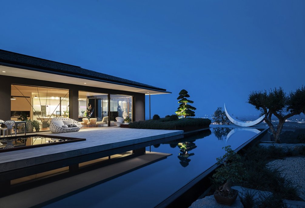 INTERNIMagazine's tweet photo. Sulle colline attorno a #Cuneo, una villa con grandi vetrate rivolte al paesaggio diventa protagonista di una narrazione disrupting che strizza l’occhio al Giappone e alla manualità artistica dell’oggetto made in Italy. Progetto di #Damilanostudio https://t.co/2EFMgk1Jn3 https://t.co/mmzqOdwfpf