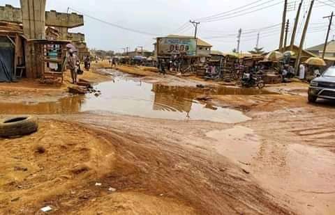 MistaSeun's tweet photo. @hamtonmedia @TheReal_Hafeez @SIAmosun How well do you know Ogun State?
Where's this?
Not Abeokuta!
This and many more Constructed by @SIAmosun administration
#OgunRoad #OgunTwitterCommunity
Sir @dabiodunMFR, you do not want to imagine the hardship commuters face. https://t.co/e9jn5scJXf