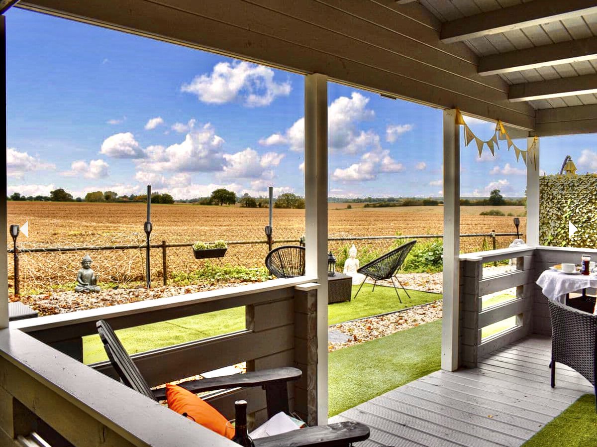 Lovepampering's tweet photo. Enjoy some time in the Suffolk countryside Holiday let log cabins with all mod cons and amazing views https://t.co/hNTyNKz0di https://t.co/oSza9StHee