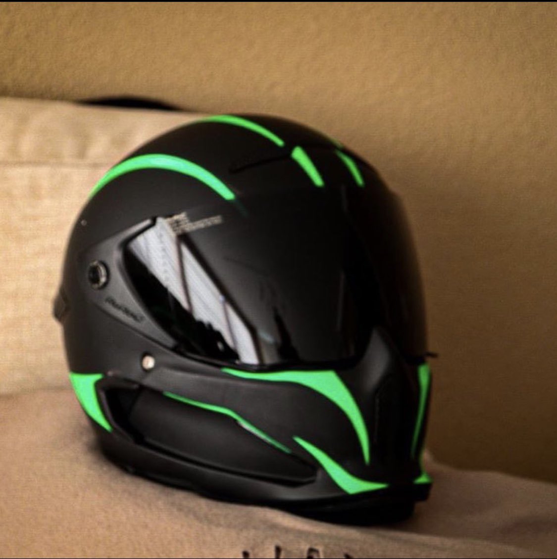 FuturoReclame's tweet photo. Hoe kan een motorhelm meer opvallen en toch bij de motor passen? Door deze fluor groene folie is dat gelukt! #motorhelm https://t.co/vb8ho5biNJ