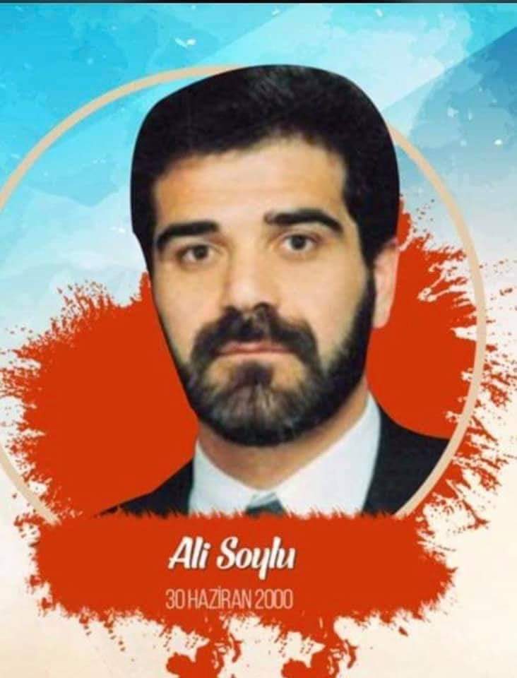 Allah Rahmet eylesin.
İhlas ve samimiyetin ön planda olduğu, 1991 Milletvekili Genel Seçimlerinde, Refah Partisi Genel Merkez Miting görevlisi olarak Türkiye çapında seçim çalışması yaptığımız, Büyük DAVA adamı ve Milli Görüş Gençliğinin örnek abisi, Ali Soylu.Rabbim rahmet etsin