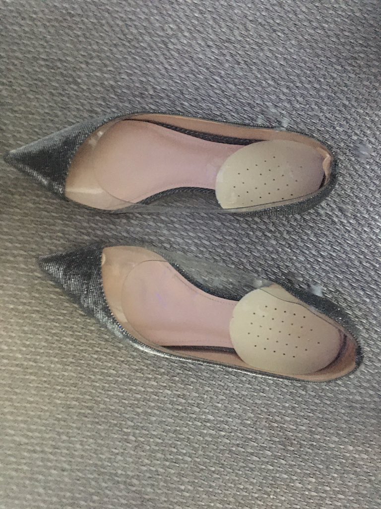 前几天终于在办公室找到了公司商务女同事的鞋 欣喜若狂 盯了好几天 看到鞋子那一刻太诱惑了 脚泥和味道应有尽有 顾不上了疯狂闻 舔 最后把精液在鞋里抹匀了 还不放放根毛进去 一直没当面看过她 今天去她工位刚好在 和她对视了一下 穿着露后脚跟的鞋 脚也很白 好想让她足交 舔她的脚