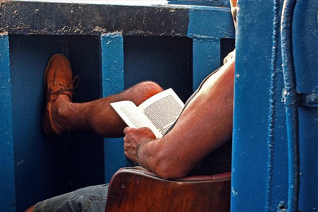 " هل جربت أن تستيقظ ولا يعلم بذلك أحد .. تأكل وجبة من المطعم ولا تصورها .. يعجبك سطر جميل من كتاب ولا تشاركه أحدا .. تقف أمام بيت شعر رائع ولا تكتبه لتهديه .. يسكن فيك خبر جميل وتبقيه داخلك .. تنفد بطارية هاتفك ولا يهمك إن ظل مغلقا لساعات ..
الوحدة ليست بذلك السوء" (م)

#جماليات