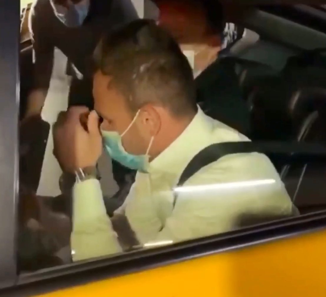 تتخلص من لاعب عمره ٢٣ سنة ، وتجلب لاعب عمره ٣٠ سنة والفائدة ١٠ مليون فقط بين الصفقتين ، لا اعرف ماذا تريد ادارة #بارتوميو من النادي !