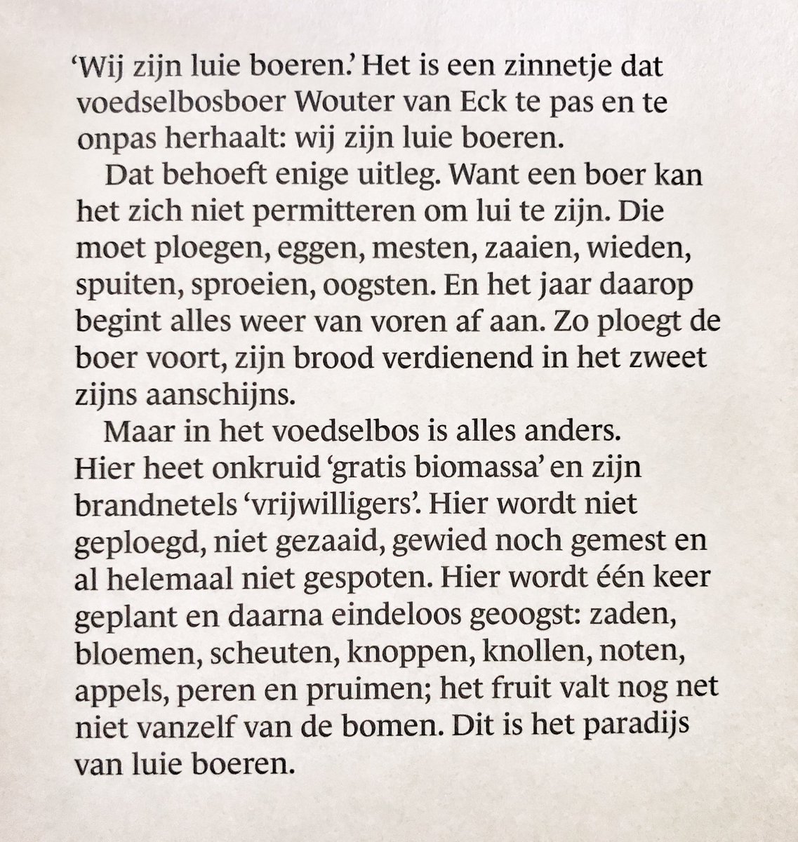 SowieSophie's tweet photo. Fijn leesvoer voor tijdens de lunchpauze: het nieuwste boek van @MacvanDinther: ‘Het Voedselbos, vier seizoenen Ketelbroek’. Over het indrukwekkende voedselbos in Groesbeek van ‘luie boer’ en plattelandspionier #WoutervanEck. https://t.co/W3AXiGPlAz
