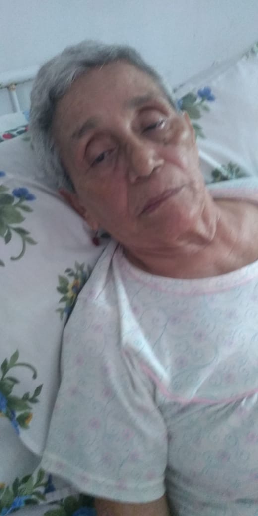 patricial211's tweet photo. @UnCafePorQuilla @fecode @Supersalud @Saludbaq @jaimepumarejo. Por favor mi  madre lleva casi 24 horas sentada en un silla en la Clínica General Del Norte, necesita oxígeno y una cama con urgencia, agradezco a quien me pueda ayudar. https://t.co/eXDX51Q9UB