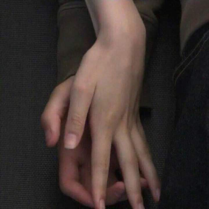 SQRTD0's tweet photo. I want to hold your hands, I want to hold it now. https://t.co/7VrilYR0Zl