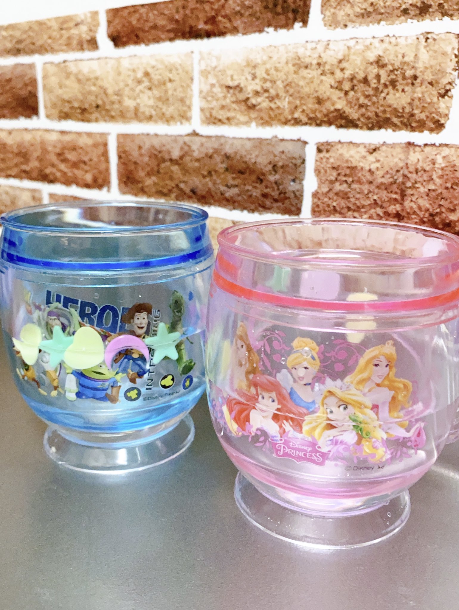 Ayachil このキラキラのお水入ったコップ 100円って セリアさんすごすぎん ディズニーで1000円で売ってても納得だわ セリア Seria 幼稚園グッズ T Co W4d7bpzlha Twitter
