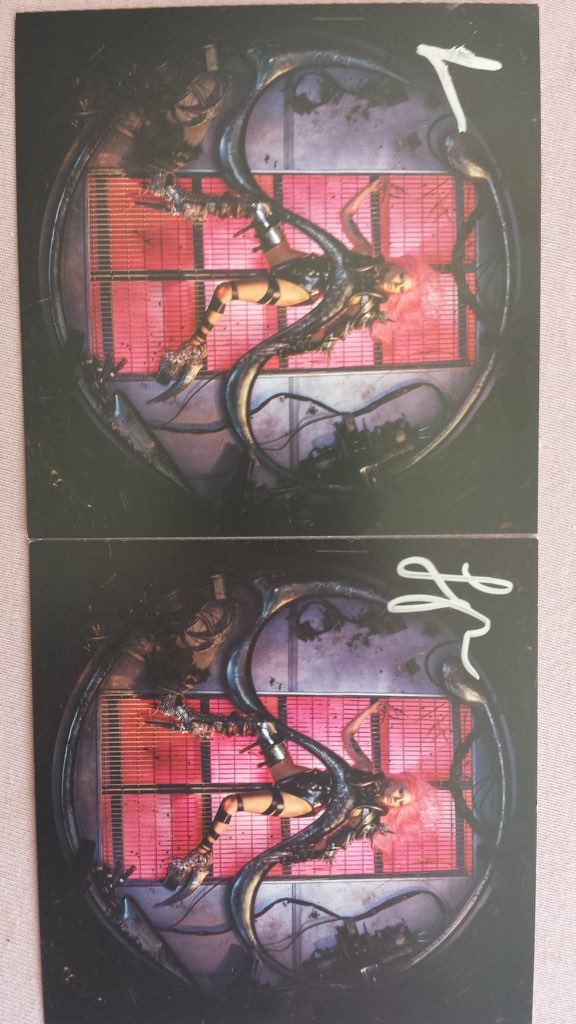 also it looks like all signed cards weren't signed by Gaga (probably none) : the ones from her French shop were signed with a thicker pen and the ones from her UK shop had a barcode in the back for example (pics from  @DavArtNow)
