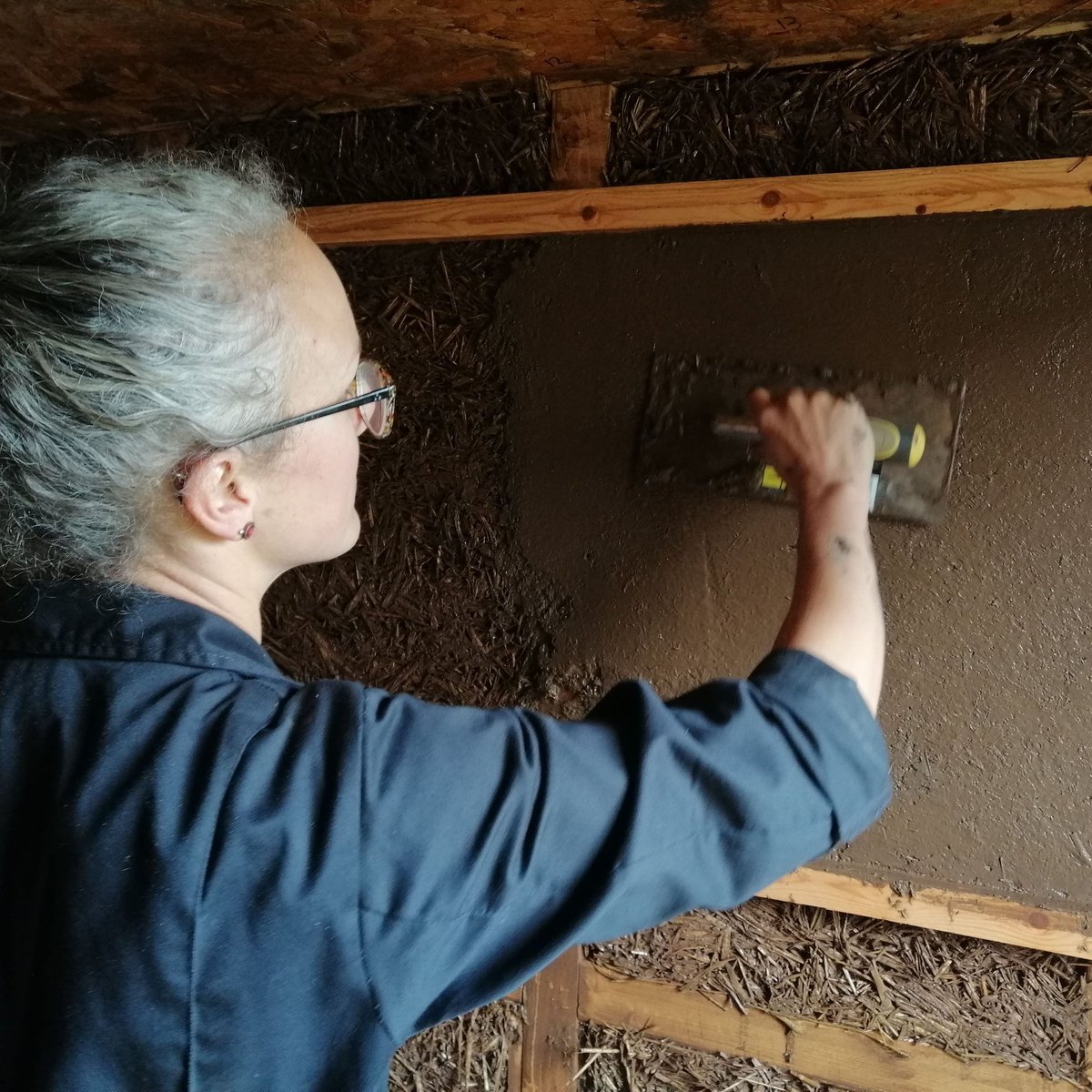 ⁠Smoothing out the light straw-clay panels before applying insulative plaster in our porch.  #clayplaster #insulation #naturalbuilding #traditionalbuilding #Strathearn #Crieff #Scotland #claysoil