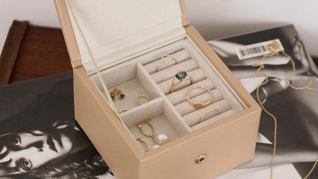 EDITION 22: Say bye-bye to your makeshift jewelry storage that looks a lot like a cereal bowl. Instead, meet the Small Jewelry Box — a compact case for your favorite little things. bit.ly/3dQraDf