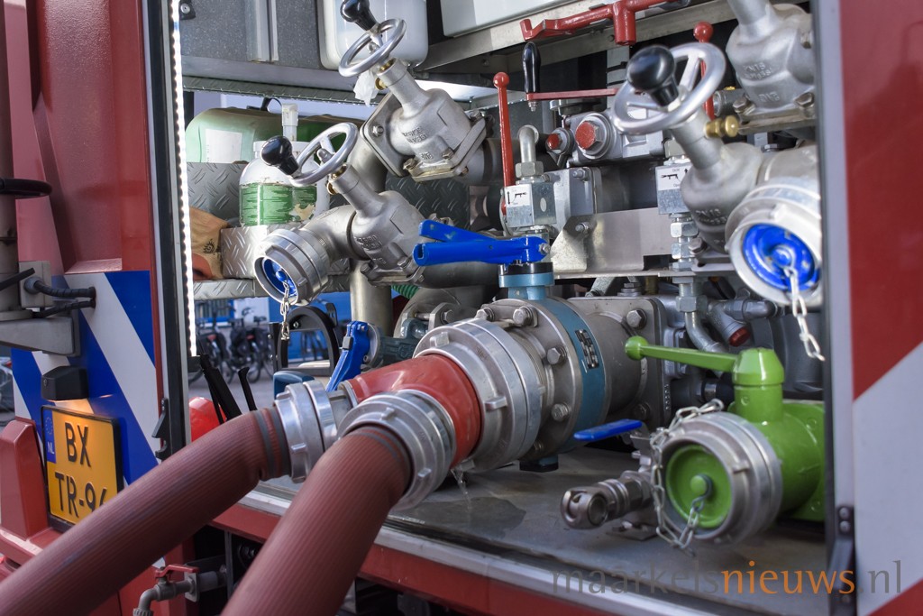 Brandweer rukt met groot materieel uit Zie:..