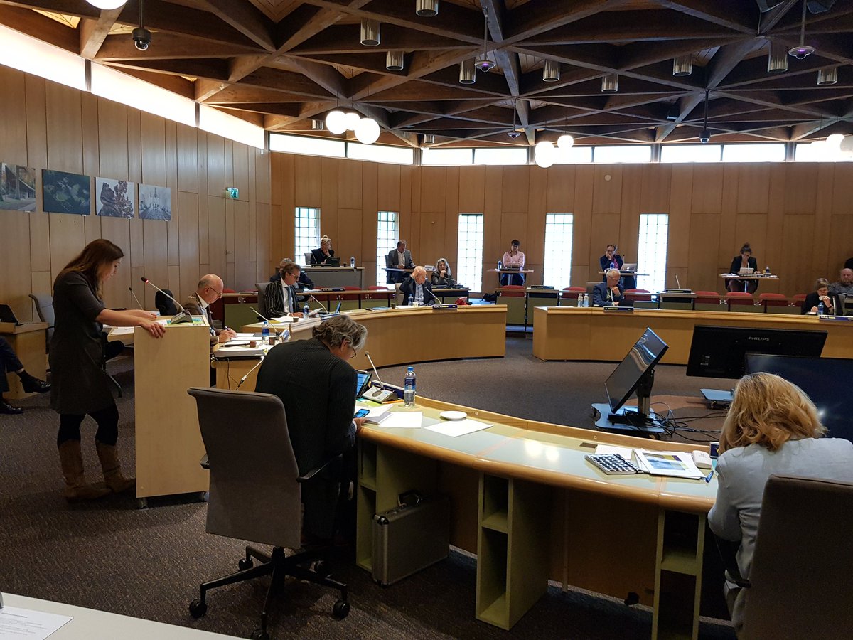 Vandaag start de raadsvergadering om 12:30uur. Nu is aan de orde de zomerrapportage, hierin wordt de huidige stand van zaken weergegen. <a href="/MartiniqueVisse/">Martinique Visser</a> spreekt