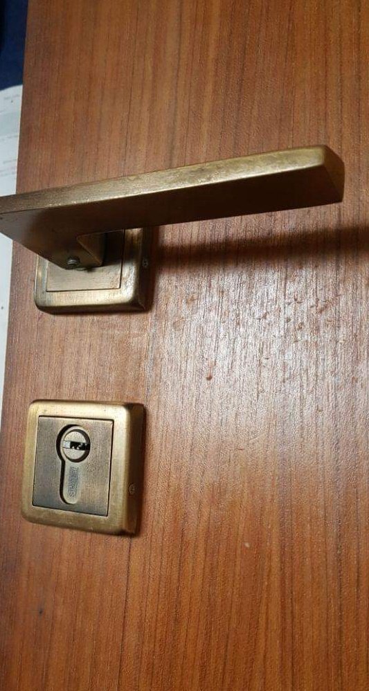 AnjaliT41374448's tweet image. I'm sharing a pics of my own set of door Lock n it's keys which r perhaps similar in most modern houses including his,How were #duplicatekeys re-made in sch a short notice? n specially in this lockdown stage how did they find a key maker so fast!
#CBIEnquiryForSSR
@narendramodi
