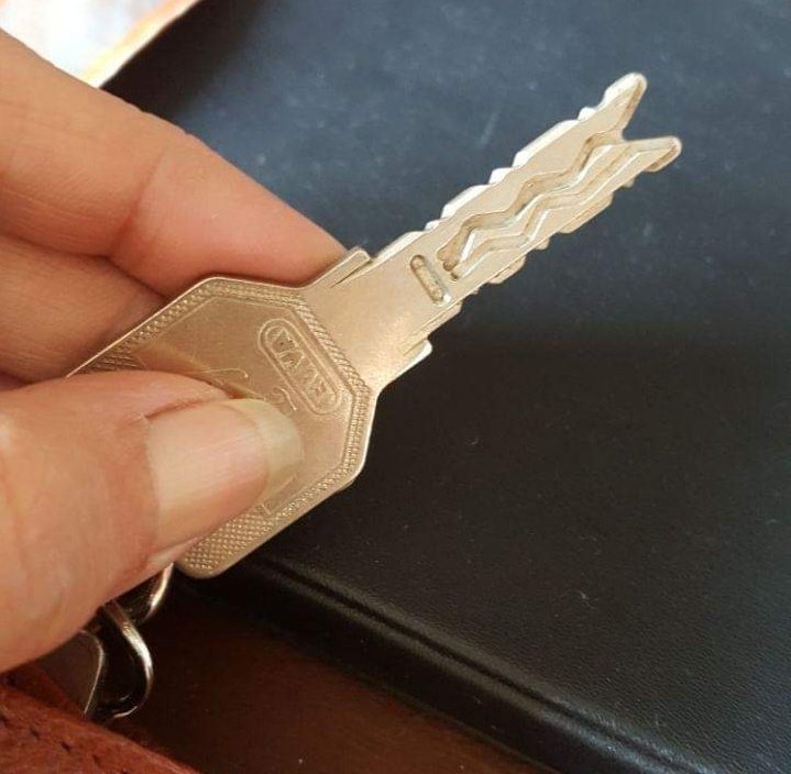 AnjaliT41374448's tweet image. I'm sharing a pics of my own set of door Lock n it's keys which r perhaps similar in most modern houses including his,How were #duplicatekeys re-made in sch a short notice? n specially in this lockdown stage how did they find a key maker so fast!
#CBIEnquiryForSSR
@narendramodi