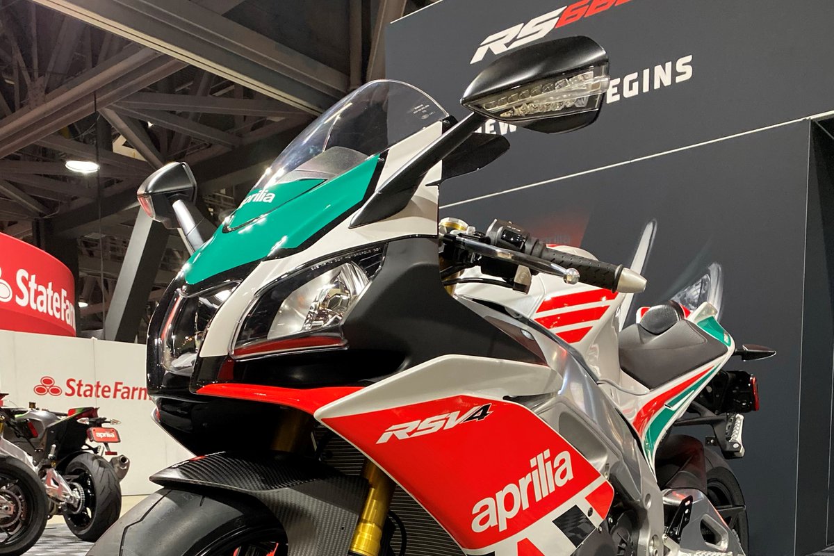 PowerDrift's tweet photo. Along with the special paint job, both the #Aprilia #RSV4 RR 1000 and the #Tuono RR 1100 Misano editions get carbon fibre fenders and lithium ion batteries. Both will be limited to 100 units each, and will be sold only in the US. (2/2) https://t.co/GIuhmjNZ04