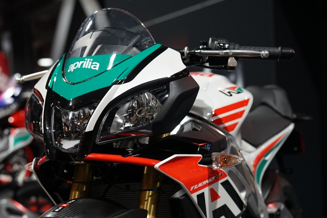 PowerDrift's tweet photo. Along with the special paint job, both the #Aprilia #RSV4 RR 1000 and the #Tuono RR 1100 Misano editions get carbon fibre fenders and lithium ion batteries. Both will be limited to 100 units each, and will be sold only in the US. (2/2) https://t.co/GIuhmjNZ04