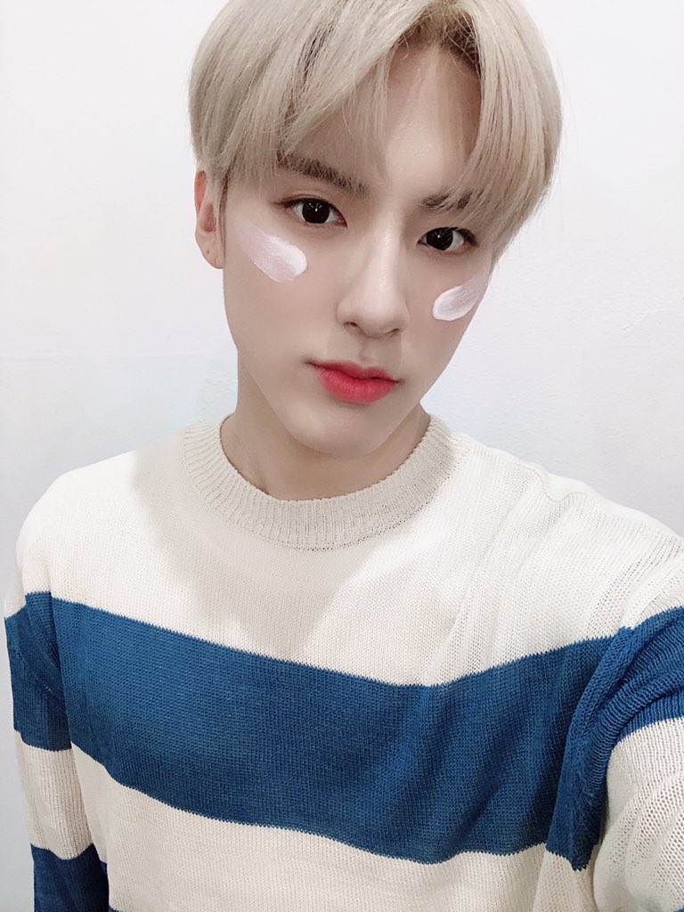video calls with Eric;baby boy had a cosmetic photoshoot today  but you didn’t know so you were confused why he didn’t message you :( knowing that he left you on read 4 hours ago, he sent you cute selfies so you won’t be mad 